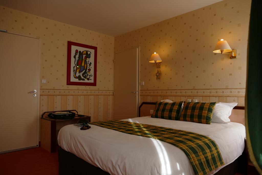 Logis Hotels Le Champalud Restaurant La Citadelle Oree-d'Anjou Стая снимка