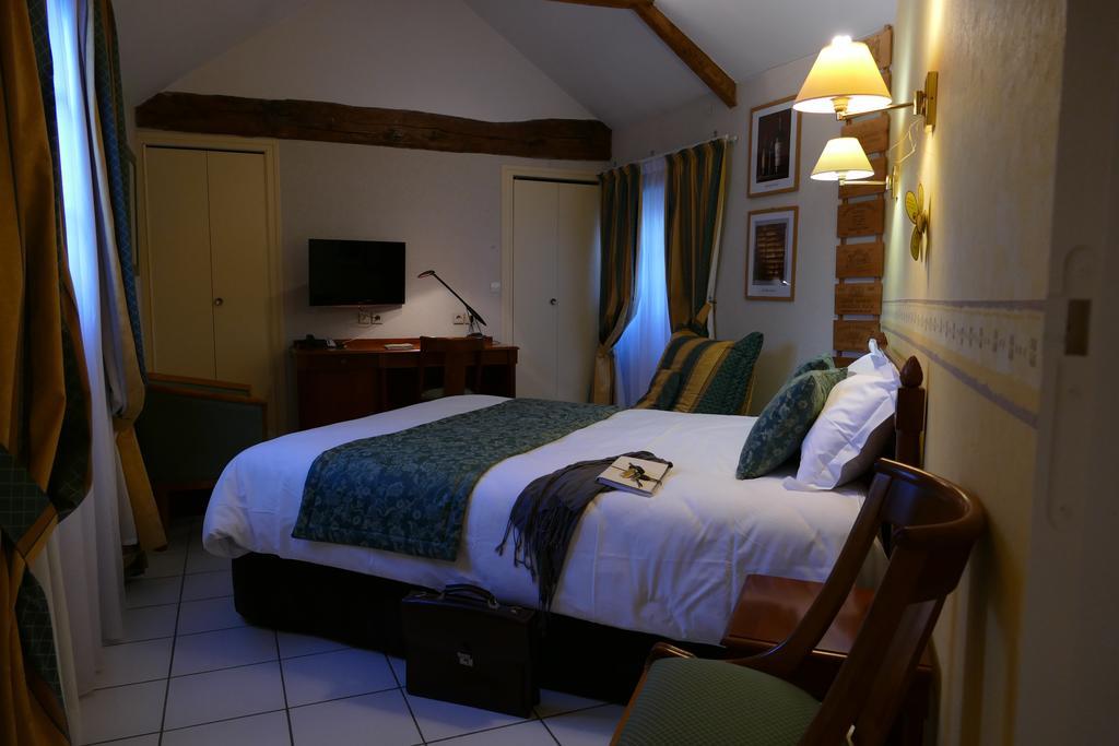 Logis Hotels Le Champalud Restaurant La Citadelle Oree-d'Anjou Стая снимка
